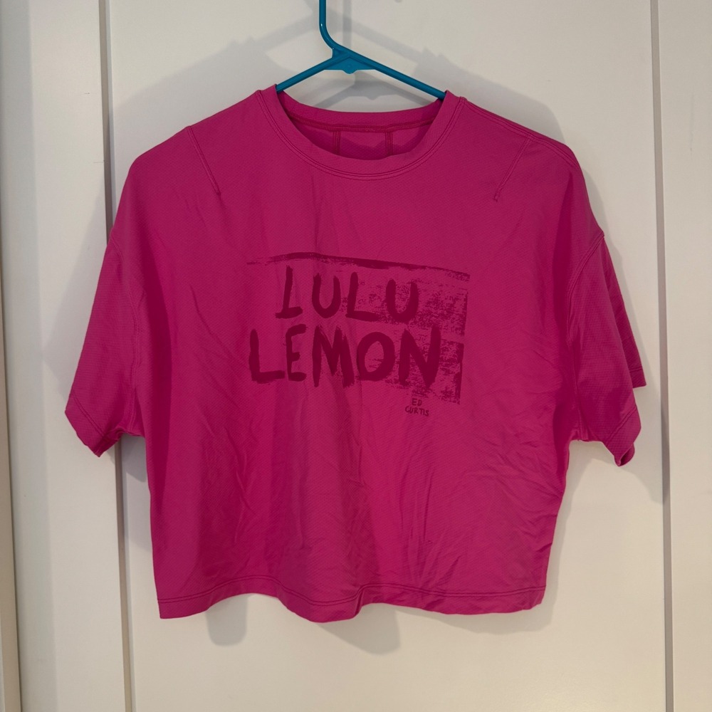 Lululemon Ed Curtis Train to Be Short Sleeve Shirt Pink Graphic Crop Top‎ Sz 6
